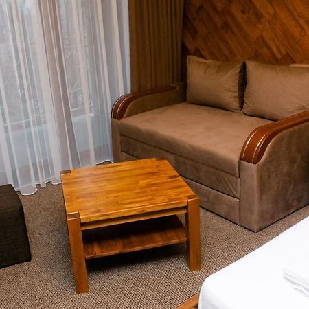 Zatyshok Hotel Svaliava Buitenkant foto