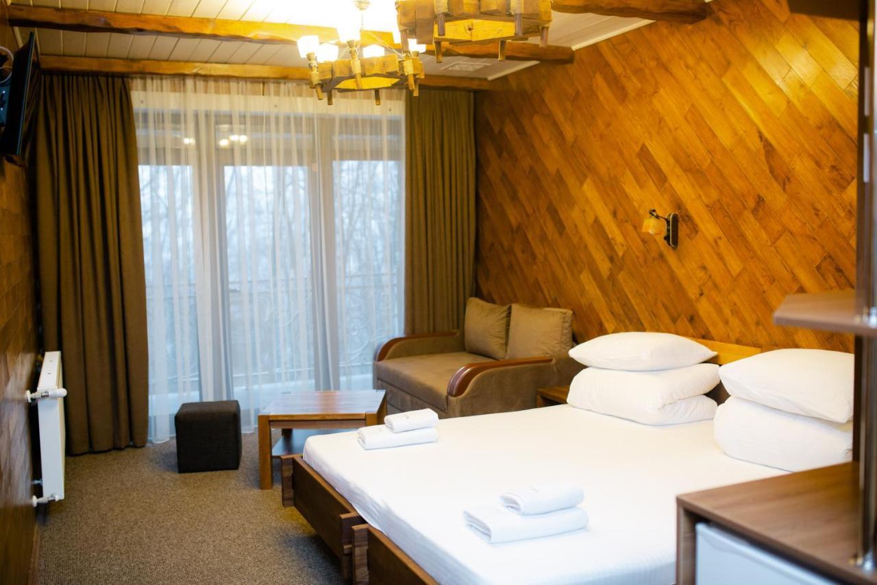 Zatyshok Hotel Svaliava Buitenkant foto