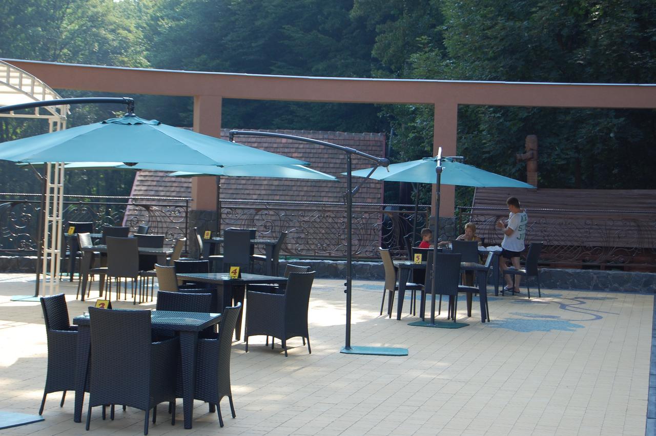 Zatyshok Hotel Svaliava Buitenkant foto