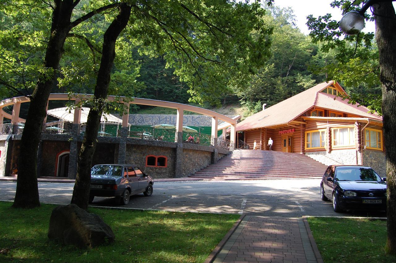 Zatyshok Hotel Svaliava Buitenkant foto