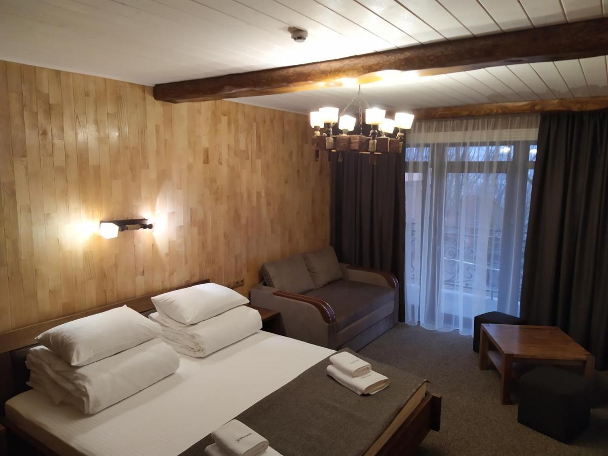 Zatyshok Hotel Svaliava Buitenkant foto