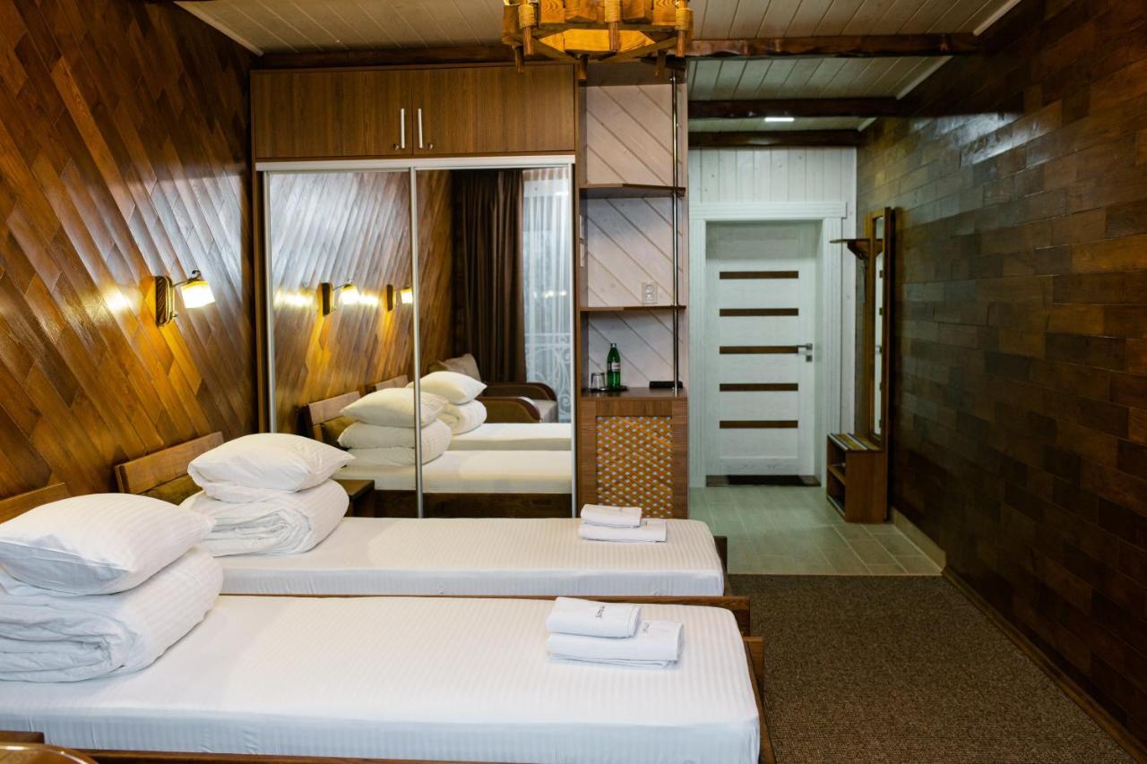 Zatyshok Hotel Svaliava Buitenkant foto