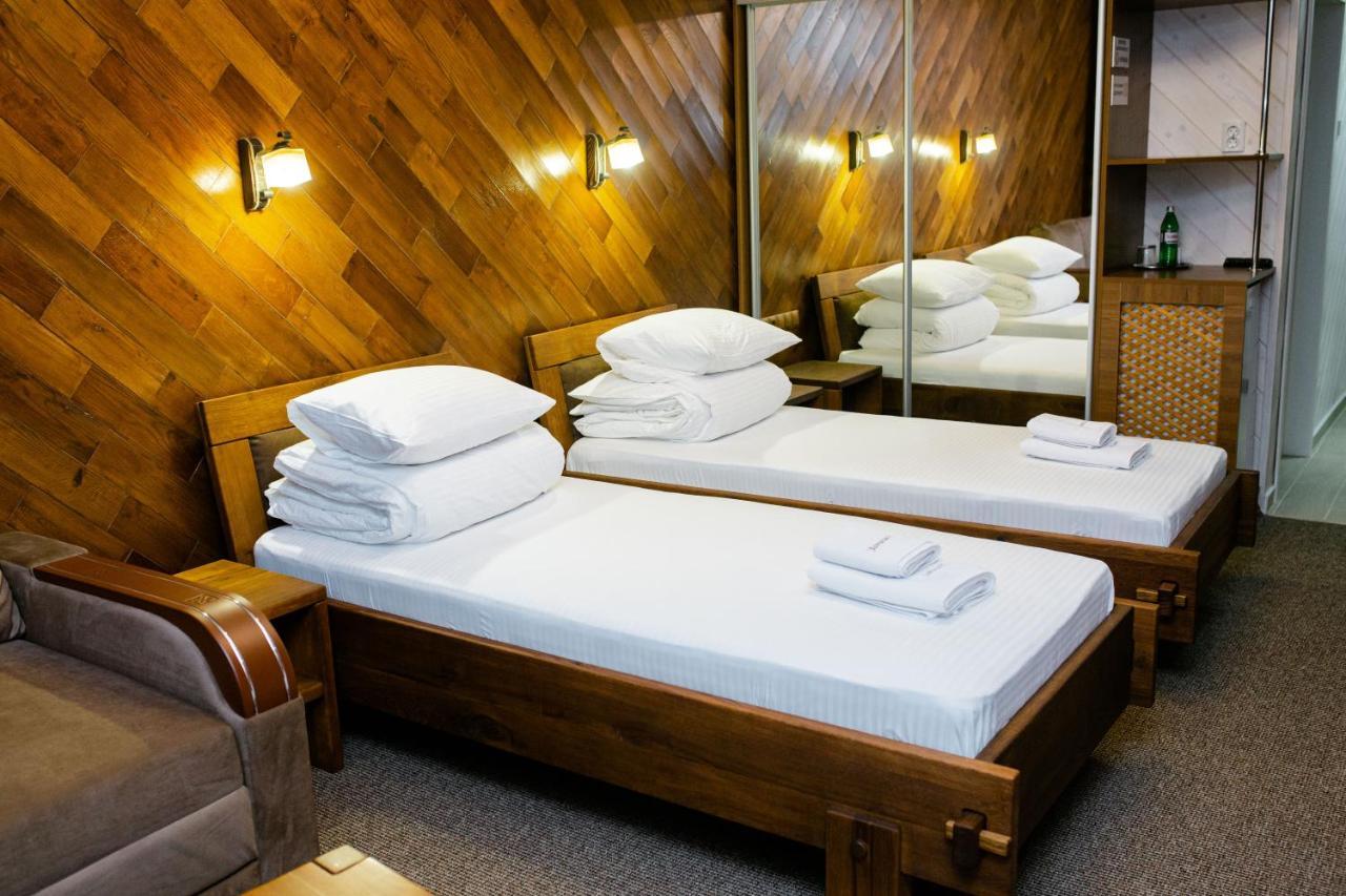 Zatyshok Hotel Svaliava Buitenkant foto